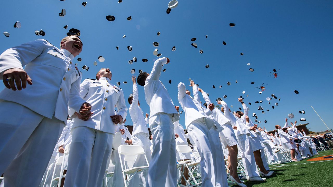 Los cadetes lanzan sus viejos sombreros al aire mientras se realiza un sobrevuelo durante la desinversión de símbolos para convertirse oficialmente en oficiales de la Guardia Costera durante los 143 ejercicios de graduación de la Guardia Costera de los EE. UU. en la Academia de la Guardia Costera de los EE. UU. en New London, Connecticut. Aproximadamente 220 cadetes estadounidenses recibieron sus comisiones y títulos universitarios. | Foto:JOSÉ PREZIOSO / AFP