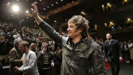 Javier Milei saludando en un acto