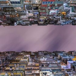 Esta fotografía muestra apartamentos en el 'Monster Building' en Hong Kong. Hong Kong, hogar de algunos de los distritos residenciales más densos del mundo y de los rascacielos más altos, tiene más de 550 edificios que miden al menos 150 metros (490 pies) de altura y es la "ciudad número uno más alta" del mundo, según el Council on Tall. Base de datos de edificios y rascacielos de Urban Habitat. | Foto:DALE DE LA REY / AFP
