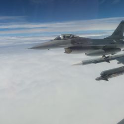 Esta fotografía tomada y publicada por el Ministerio de Defensa de Taiwán muestra aviones de combate F-16 de la fuerza aérea taiwanesa en un lugar desconocido. China rodeó a Taiwán con buques de guerra y aviones militares en juegos de guerra destinados a castigar a la isla autónoma después de que su nuevo presidente prometiera defender la democracia. | Foto:Handout / MINISTERIO DE DEFENSA DE TAIWÁN / AFP