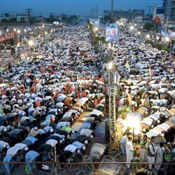 Activistas del partido Jamaat-e-Islami (JI) de Pakistán ofrecen oraciones en apoyo de los palestinos durante una protesta contra Israel en Peshawar, en medio de la guerra en curso entre Israel y el grupo militante Hamas en la Franja de Gaza. | Foto:ABDUL MAJEED / AFP