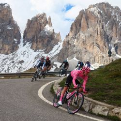 El ciclista esloveno del equipo de los Emiratos Árabes Unidos, Tadej Pogacar, compite en Passo Sella durante la 17ª etapa de la 107ª carrera ciclista Giro d'Italia, 159 km entre Selva di Val Gardena y Passo del Brocon. | Foto:Luca Bettini / AFP
