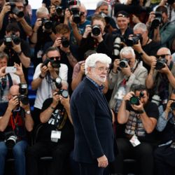 El director estadounidense George Lucas posa durante una sesión fotográfica antes de recibir la Palma de Oro Honoraria en la 77ª edición del Festival de Cine de Cannes en Cannes, sur de Francia. | Foto:SAMEER Al-DOUMY / AFP
