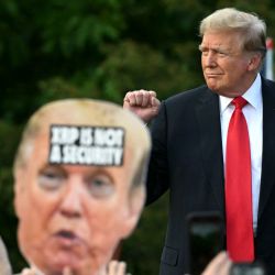 El ex presidente de Estados Unidos y candidato presidencial republicano Donald Trump sube al escenario cuando llega a un mitin de campaña en el sur del Bronx en la ciudad de Nueva York. | Foto:JIM WATSON / AFP