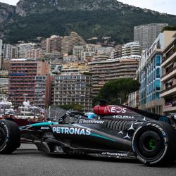 El piloto británico de Mercedes, George Russell, conduce durante la primera sesión de práctica del Gran Premio de Mónaco de Fórmula Uno en el Circuito de Mónaco, dos días antes de la carrera. | Foto:NICOLAS TUCAT / AFP