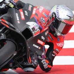 El piloto español de Aprilia, Aleix Espargaró, compite durante la primera sesión de entrenamientos libres de MotoGP del Gran Premio de Moto de Cataluña en el Circuito de Cataluña en Montmeló, en las afueras de Barcelona. | Foto:LLUIS GEN / AFP