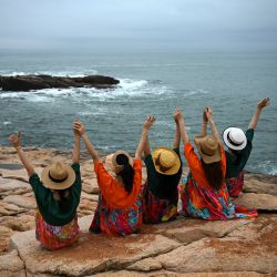 La gente posa para fotografías frente al estrecho de Taiwán en un lugar turístico llamado "68 Millas Náuticas" en la isla Pingtan, el punto más cercano en China a la isla principal de Taiwán, en la provincia de Fujian, en el sureste de China. | Foto:Greg Baker / AFP