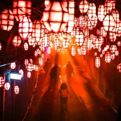 La gente ve una instalación de proyecciones y luces llamada "Dark Spectrum" ubicada en antiguos túneles de tranvía como parte del festival anual Vivid Sydney en Sydney, Australia. | Foto:DAVID GREY / AFP