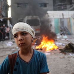 Un niño palestino herido se encuentra junto a los escombros de una casa familiar que fue alcanzada durante la noche durante un bombardeo israelí en el barrio Tal al-Sultan de Rafah, en el sur de Gaza, en medio del conflicto en curso entre Israel y el grupo palestino Hamas. | Foto:AFP