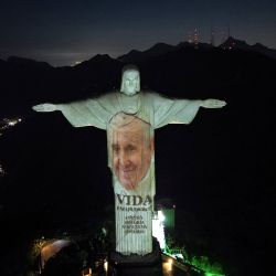 Una imagen del Papa Francisco se proyecta sobre la estatua del Cristo Redentor para el lanzamiento de su nuevo libro en Río de Janeiro, Brasil. | Foto:MAURO PIMENTEL / AFP