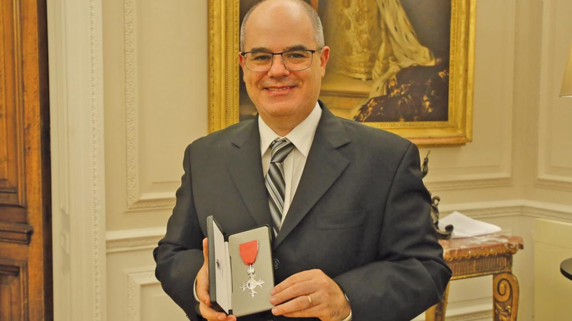 Oliver Galak, the communications director of the British Embassy at Argentina, has been formally honoured as a Member of the Order of the British Empire (MBE), a prestigious award granted by sitting UK monarchs for outstanding service or achievement. 