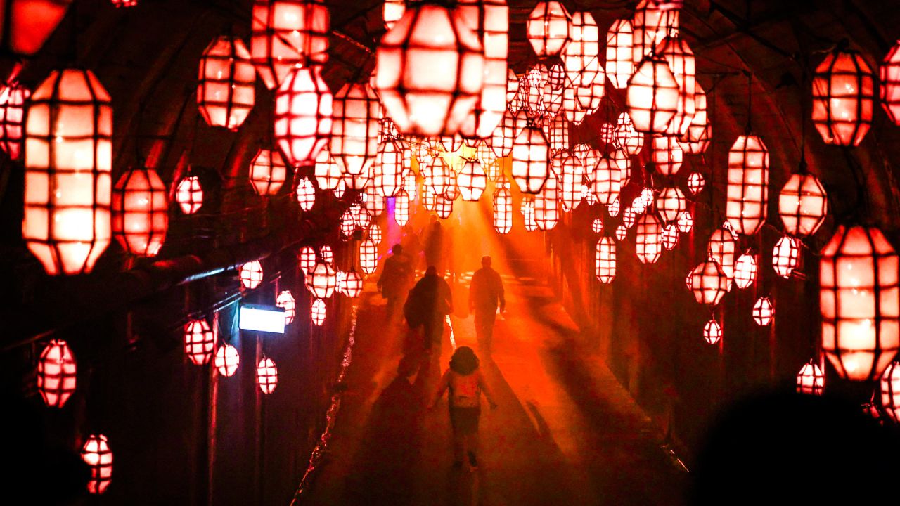 La gente ve una instalación de proyecciones y luces llamada "Dark Spectrum" ubicada en antiguos túneles de tranvía como parte del festival anual Vivid Sydney en Sydney, Australia. | Foto:DAVID GREY / AFP