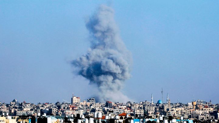 Sin pausa. El humo se levanta en Gaza tras bombardeos israelíes, con aviones y artillería.