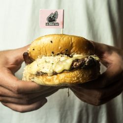 La Birra Bar festeja el Día de la Hamburguesa sorteando un viaje a Chile. 