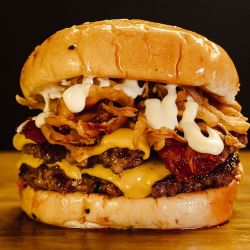 La Birra Bar festeja el Día de la Hamburguesa sorteando un viaje a Chile. 