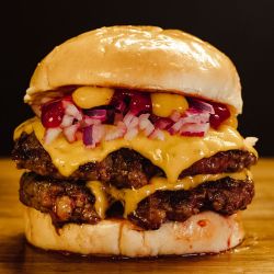 La Birra Bar festeja el Día de la Hamburguesa sorteando un viaje a Chile. 