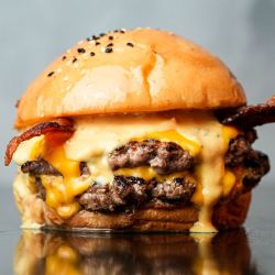 La Birra Bar festeja el Día de la Hamburguesa sorteando un viaje a Chile. 