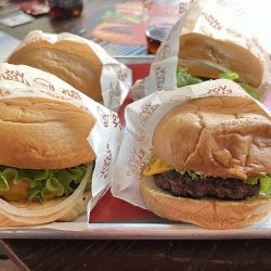 En los locales de Burguer 54 hay  gran variedad de hambuguesas hechas con materia prima de primera calidad.