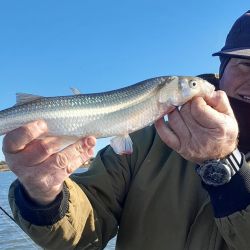 El frío no impidió que los pescadores se muevan por todo el país, con un pejerrey que fue la gran atracción en el mar como en las lagunas y el Río de la Plata. 