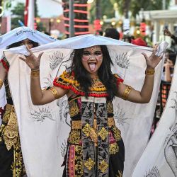 Artistas balineses participan en el desfile cultural Surabaya Vaganza en Surabaya, la segunda ciudad más grande de Indonesia. Foto JUNI KRISWANTO / AFP | Foto:AFP