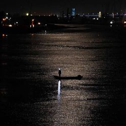 Los pescadores que trabajan en un barco por la noche se recortan a la luz de la luna en el río Shatt al-Arab, formado en la confluencia de los ríos Tigris y Éufrates, en la ciudad de Basora, en el sur de Irak. Foto Hussein FALEH / AFP | Foto:AFP