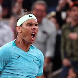 El español Rafael Nadal reacciona después de un punto durante su partido individual masculino contra el alemán Alexander Zverev en la cancha Philippe-Chatrier en el Abierto de Francia. Foto EMMANUEL DUNAND / AFP  | Foto:AFP