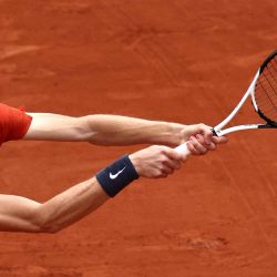 El italiano Jannik Sinner juega un revés contra el estadounidense Christopher Eubanks durante su partido individual masculino en la cancha Suzanne-Lenglen. Foto Anne-Christine POUJOULAT /AFP | Foto:AFP