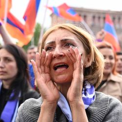 Los armenios se manifiestan para exigir la renuncia del primer ministro Nikol Pashinyan por la transferencia de tierras al vecino Azerbaiyán, en la céntrica Plaza de la República en Ereván. Foto KAREN MINASYAN / AFP | Foto:AFP