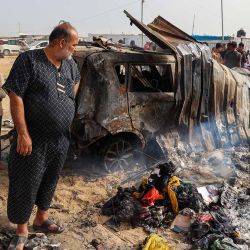 Los palestinos se reúnen en el lugar de un ataque israelí contra un campamento que alberga a desplazados internos en Rafah. Foto Eyad BABA / AFP | Foto:AFP