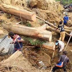Los lugareños excavando en el lugar de un deslizamiento de tierra en la aldea de Mulitaka en la región de Maip Mulitaka, en la provincia de Enga, Papúa Nueva Guinea. Foto Mohamud Omer / AFP | Foto:AFP