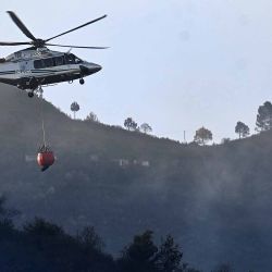 Un helicóptero de rescate que transportaba agua se prepara para extinguir un incendio que estalló en el bosque de Margalla Hills debido al aumento de las temperaturas. Foto Aamir QURESHI / AFP | Foto:AFP