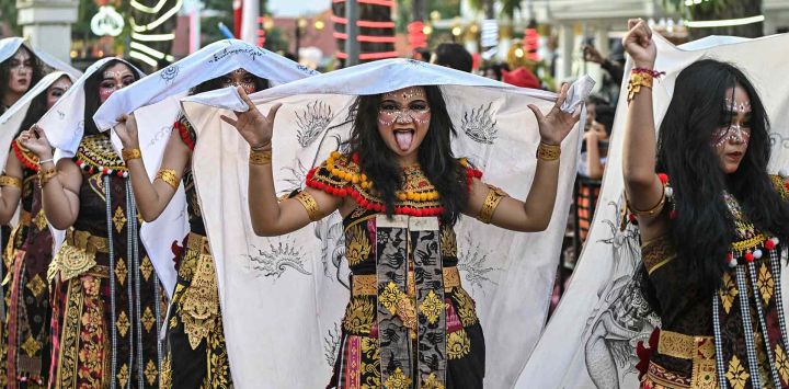 Artistas balineses participan en el desfile cultural Surabaya Vaganza en Surabaya, la segunda ciudad más grande de Indonesia. Foto JUNI KRISWANTO / AFP