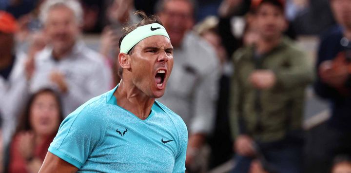 El español Rafael Nadal reacciona después de un punto durante su partido individual masculino contra el alemán Alexander Zverev en la cancha Philippe-Chatrier en el Abierto de Francia. Foto EMMANUEL DUNAND / AFP 