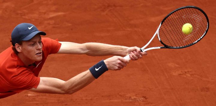 El italiano Jannik Sinner juega un revés contra el estadounidense Christopher Eubanks durante su partido individual masculino en la cancha Suzanne-Lenglen. Foto Anne-Christine POUJOULAT /AFP