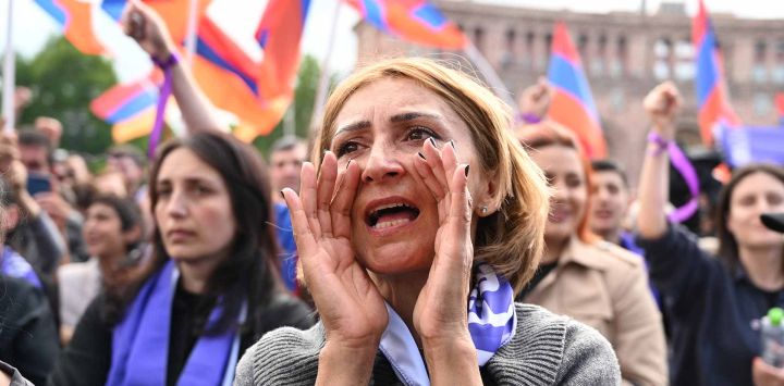Los armenios se manifiestan para exigir la renuncia del primer ministro Nikol Pashinyan por la transferencia de tierras al vecino Azerbaiyán, en la céntrica Plaza de la República en Ereván. Foto KAREN MINASYAN / AFP