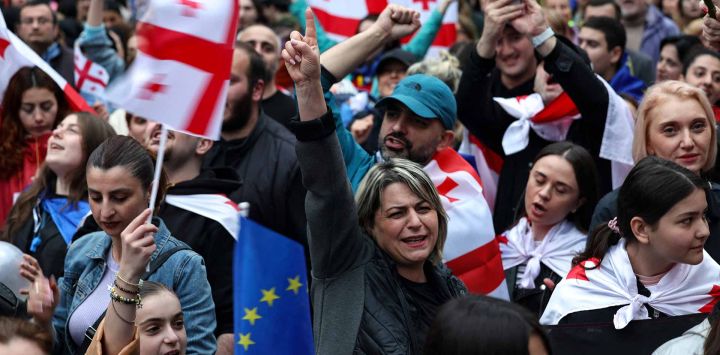 Los manifestantes organizan una marcha para protestar contra la ley de "influencia extranjera" en Tbilisi, el Día de la Independencia de Georgia. Foto Giorgi ARJEVANIDZE / AFP	