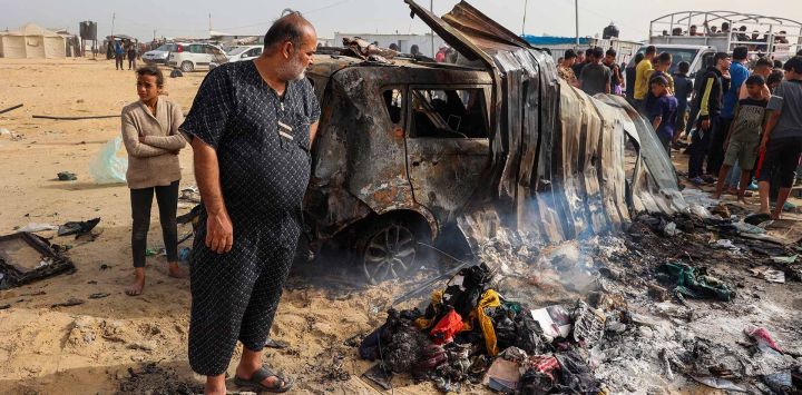 Los palestinos se reúnen en el lugar de un ataque israelí contra un campamento que alberga a desplazados internos en Rafah. Foto Eyad BABA / AFP