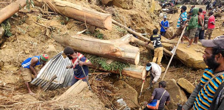 Los lugareños excavando en el lugar de un deslizamiento de tierra en la aldea de Mulitaka en la región de Maip Mulitaka, en la provincia de Enga, Papúa Nueva Guinea. Foto Mohamud Omer / AFP
