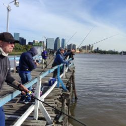 En este muelle data un hecho histórico, el único registro de un primer mandatario argentino apoyando esta actividad con su presencia. 