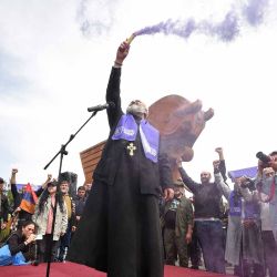 Los manifestantes que exigen la renuncia del primer ministro armenio, Nikol Pashinyan, por la transferencia de tierras al vecino Azerbaiyán, incluido el líder, el arzobispo Bagrat Galstanyan. Foto KAREN MINASYAN / AFP | Foto:AFP