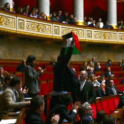 Sebastien Delogu, miembro del parlamento del partido izquierdista francés la France Insoumise, ondea una bandera nacional palestina en la Asamblea Nacional en París. Foto Miguel MEDINA/AFP | Foto:AFP
