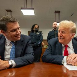El Candidato presidencial republicano Donald Trump ante el tribunal durante su juicio por supuestamente encubrir pagos de dinero secreto en el Tribunal Penal de Manhattan en la ciudad de Nueva York. Foto Steven Hirsch / AFP  | Foto:AFP