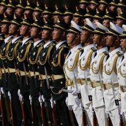Miembros de la guardia de honor asisten a una ceremonia de bienvenida del presidente de Guinea Ecuatorial, Teodoro Obiang Nguema Mbasogo, en el Gran Salón del Pueblo de Beijing. Foto TINGSHU WANG / AFP | Foto:AFP