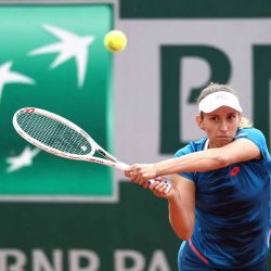 La belga Elise Mertens juega un revés contra la argentina María Lourdes Carle durante su partido individual femenino durante el torneo de tenis en Roland Garros de París. Foto EMMANUEL DUNAND / AFP | Foto:AFP