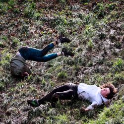 Los competidores bajan la colina en busca de un queso redondo Double Gloucester durante la competencia anual de laminación de queso Cooper's Hill cerca del pueblo de Brockworth. Foto HENRY NICHOLLS / AFP | Foto:AFP