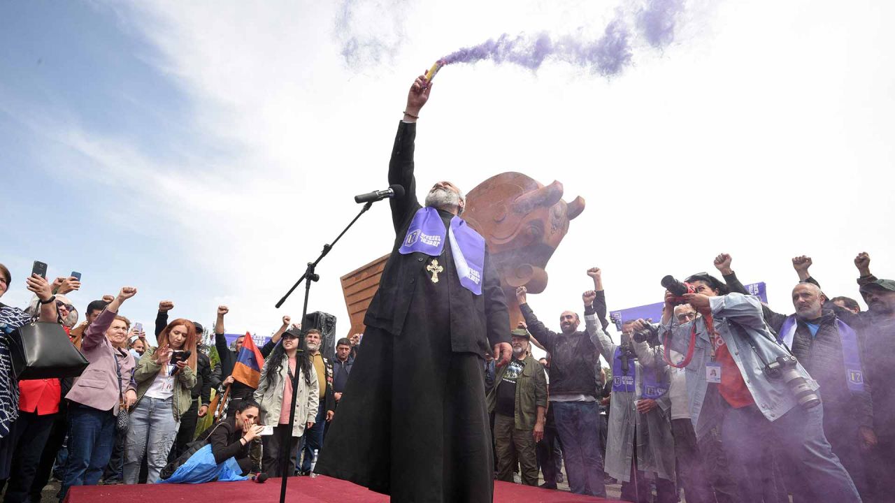 Los manifestantes que exigen la renuncia del primer ministro armenio, Nikol Pashinyan, por la transferencia de tierras al vecino Azerbaiyán, incluido el líder, el arzobispo Bagrat Galstanyan. Foto KAREN MINASYAN / AFP | Foto:AFP