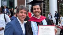 Ariel Rodríguez Palacios y su hijo gaspar graduado en Harvard