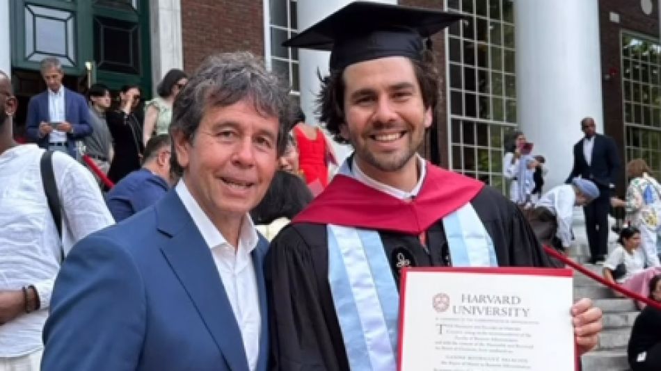 Ariel Rodríguez Palacios y su hijo gaspar graduado en Harvard