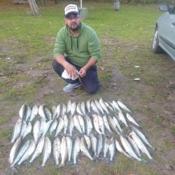 Los controles suelen no encontrarse con sorpresas, pero cada tanto advierten algún pescador con excesos. En la imágen, miembro de la comisión junto a la pesca del aficionado.  