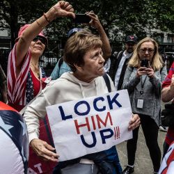Los partidarios de Trump y sus oponentes discuten fuera del tribunal penal donde se juzga a Trump, ciudad de New York. Foto STEPHANIE KEITH / AFP | Foto:AFP